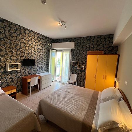 Lotus Hotel All Inclusive & Spiaggia Rimini Bagian luar foto