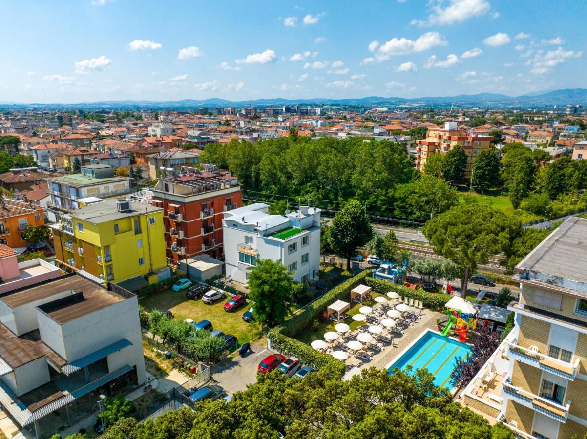 Lotus Hotel All Inclusive & Spiaggia Rimini Bagian luar foto