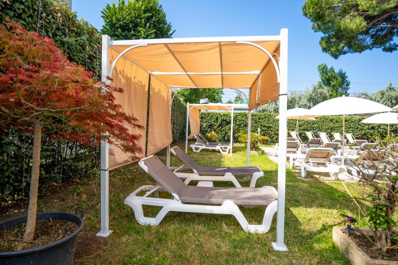 Lotus Hotel All Inclusive & Spiaggia Rimini Bagian luar foto