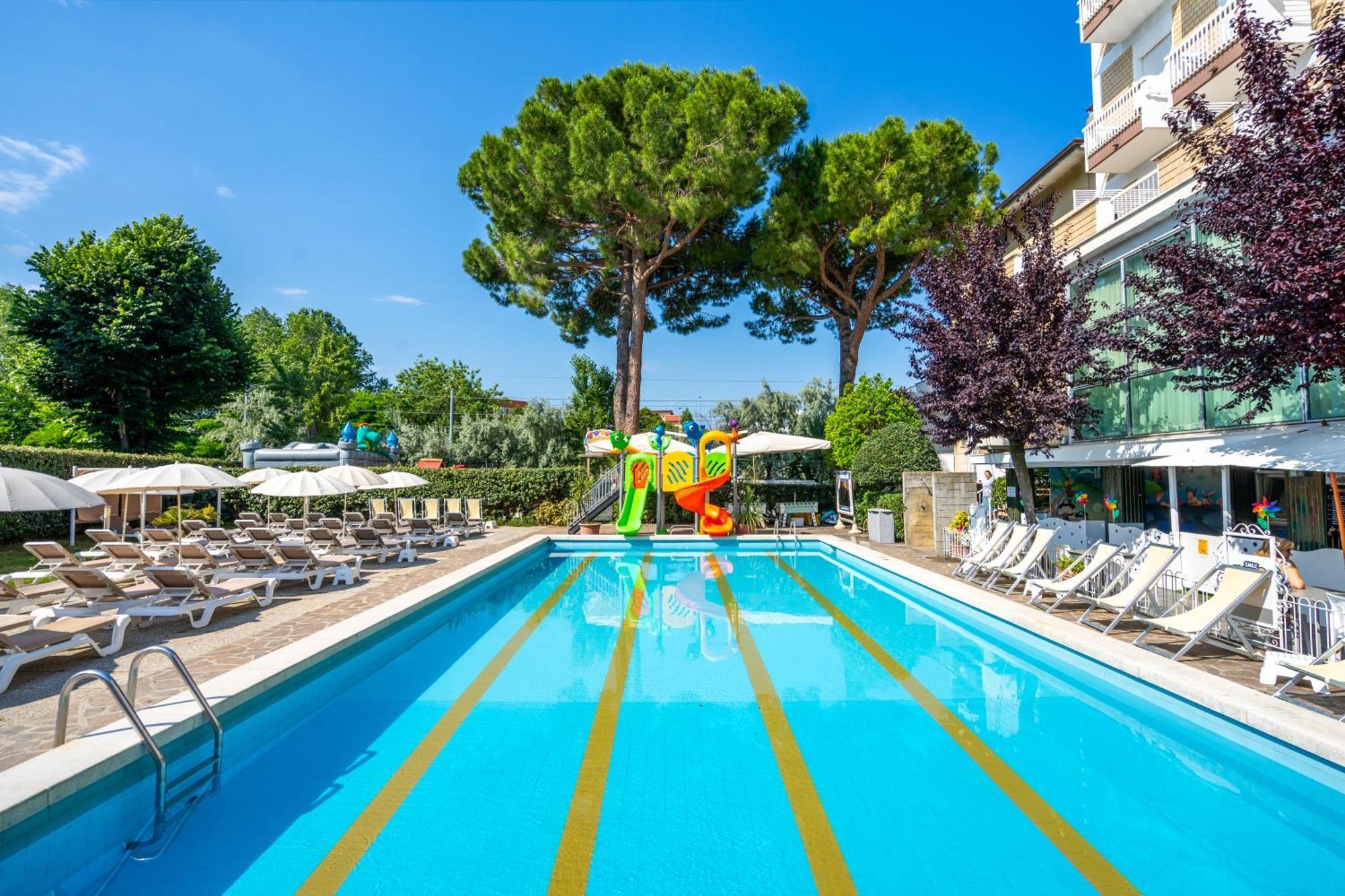 Lotus Hotel All Inclusive & Spiaggia Rimini Bagian luar foto